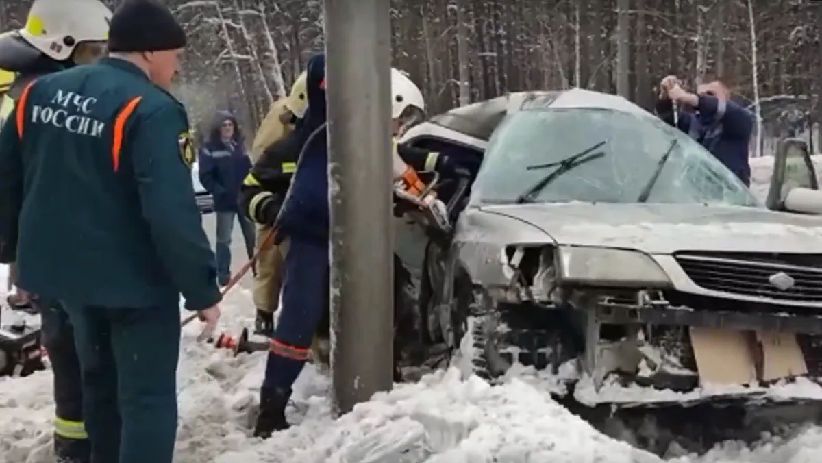 Новосибирские спасатели успешно вызволили женщину из покорёженного автомобиля