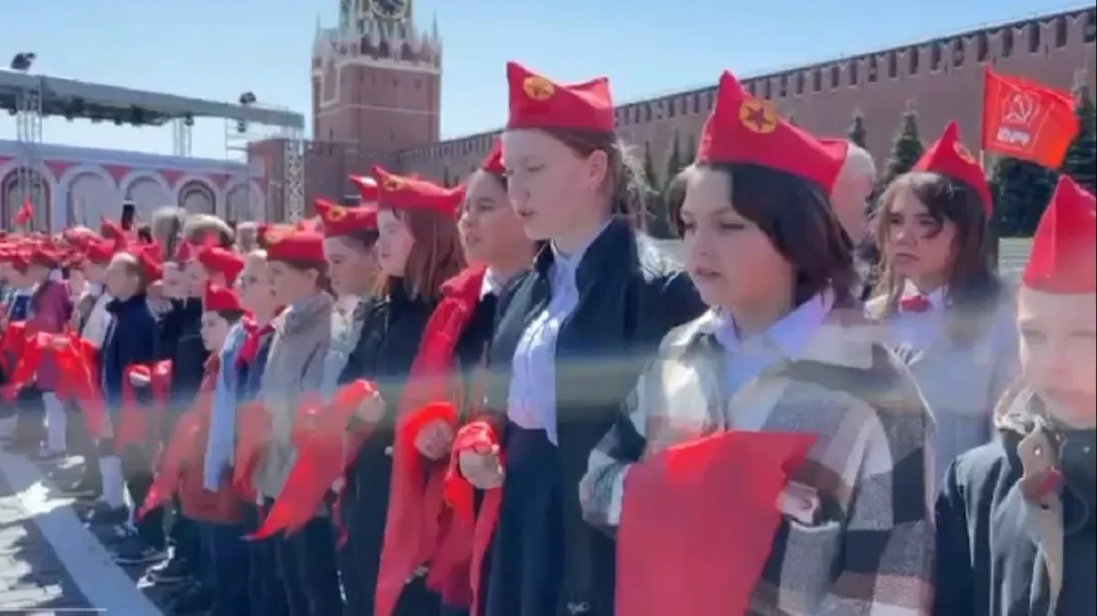 Московские школьники дали «клятву верности делу Ленина и Коммунистической партии». Фото: скриншот с видео