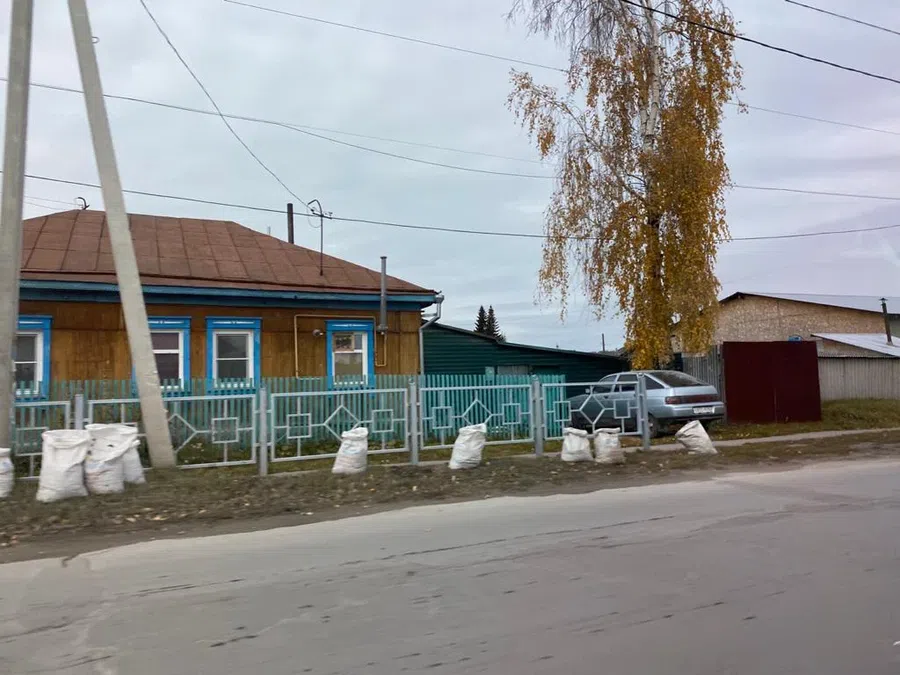 В Бердске могильные оградки «задушили» частные дома вдоль дороги на ул. Суворова