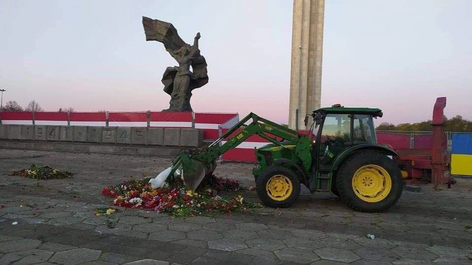 В Риге по приказу властей свежие цветы, возложенные к памятнику Освободителям, убрали трактором, как мусор. В Латвии заявили, что это «No pasaran!» 
