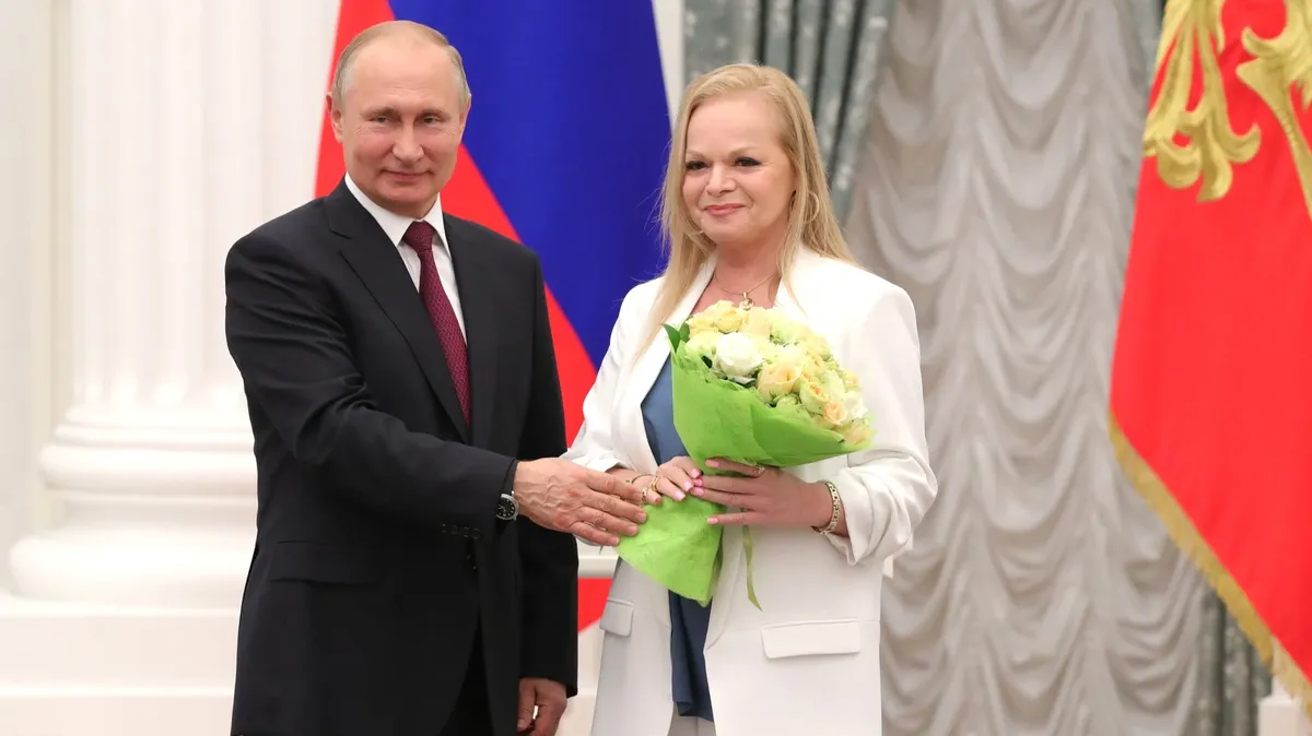 Лариса Долина с Президентом России Владимиром Путиным во время награждения орденом Дружбы. Москва, Кремль, 23 мая 2019 года. Фото: Kremli.ru