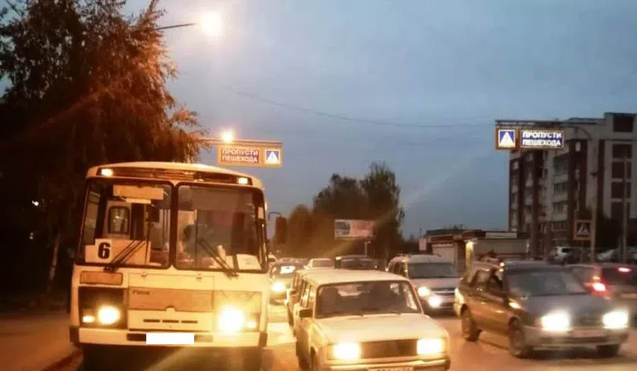 «У нее были стеклянные глаза»: В Бердске очевидец рассказал, как автобус №6 раздавил пожилой пассажирке руку с букетом астры на остановке "Березовой"