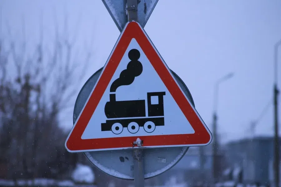 На Урале поезд заживо раздавил выпавшую из вагона молодую проводницу