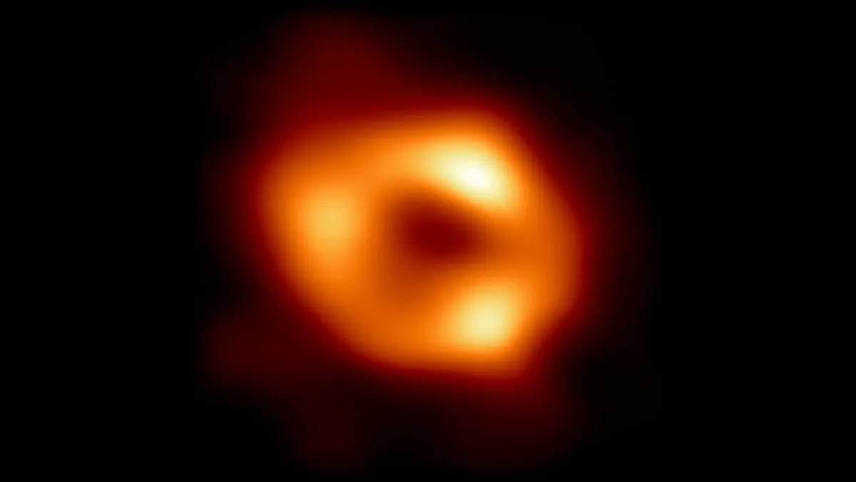 Астрономы показали первый фотоснимок черной дыры нашей галактики 