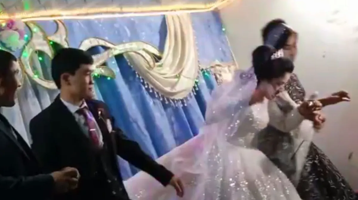В Узбекистане жених с размаху ударил невесту по голове во время свадьбы – насилие попало на видео 