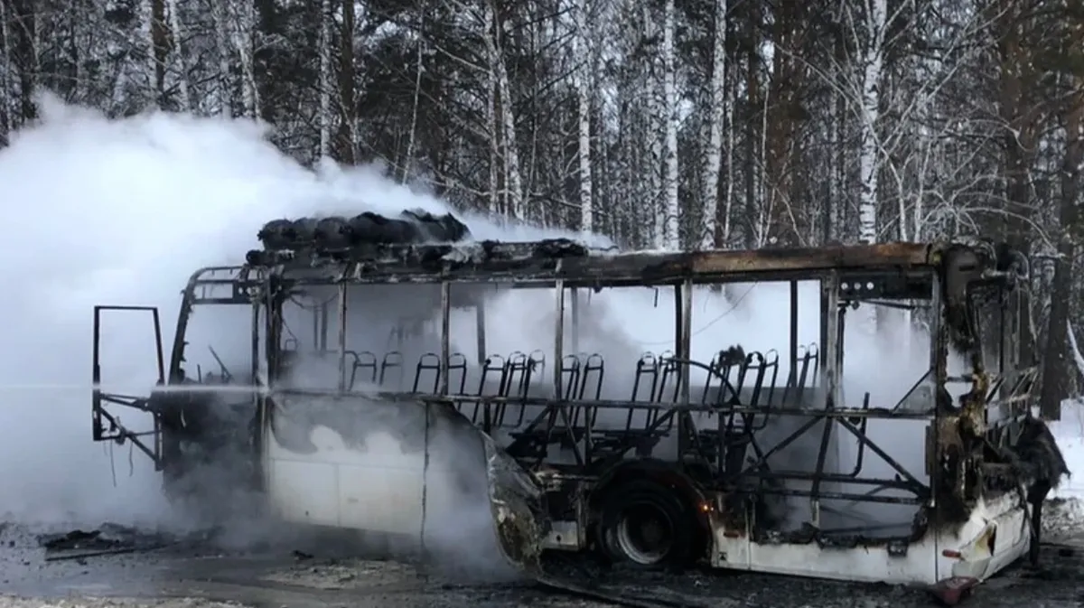В новосибирском Академгородке дотла сгорел автобус № 52
