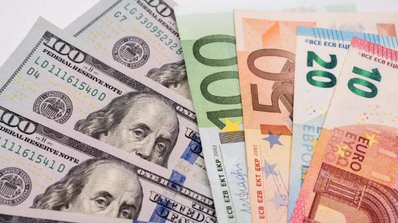 Курс доллара впервые с февраля упал ниже 80 рублей