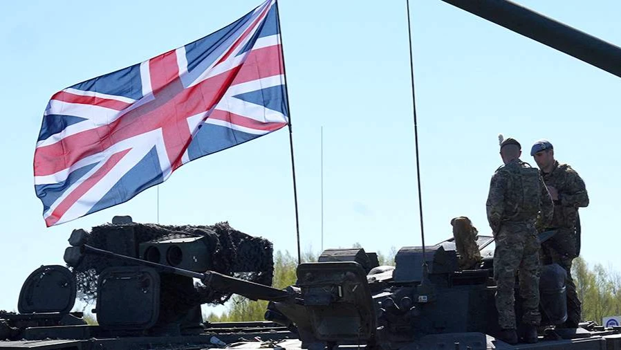 В Мариуполе нашли полевой китель британского военного с маркировкой NATO size