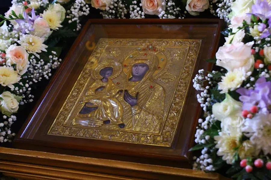 В чем чудо Иконы Божией матери «Троеручица» для православных? Должна ли эта икона стоять в каждом доме?