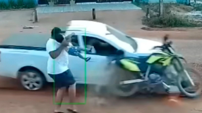 В Бразилии отец спас ребенка от гибели под колесами в последний момент - видео
