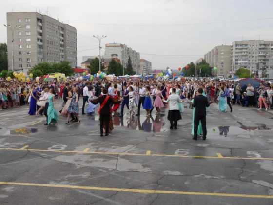 Площадь Горького в праздники является местом массовых гуляний, а по будням - прогулочной зоной