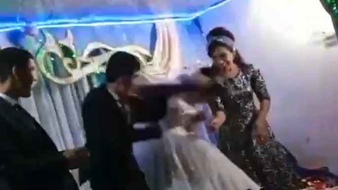 Удар был такой силы, что невеста чуть не упала - ударил по голове. Фото: скриншот с видео