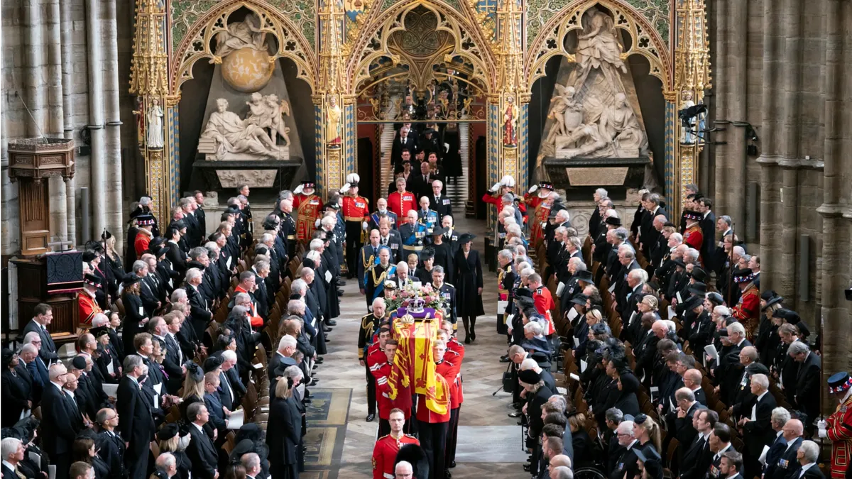 Гроб королевы Елизаветы II выносят из Вестминстерского аббатства после ее государственных похорон. Фото: Дэнни Лоусон/Pool/Reuters