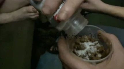 Боевики, засидевшиеся на «Азовстали» едят собачий корм, посыпая его солью. В сети появилось фото «трапезы»