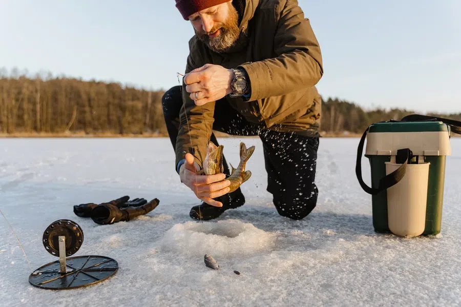 Зимняя рыбалка 2022: лучшие дни для клева в феврале. На что ловить рыбу на речке и озере