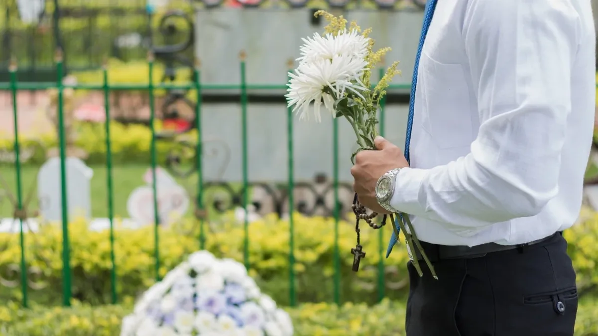 Поддержка родyых покойного во время похорон очень важна. Фото: Pxfuel.com