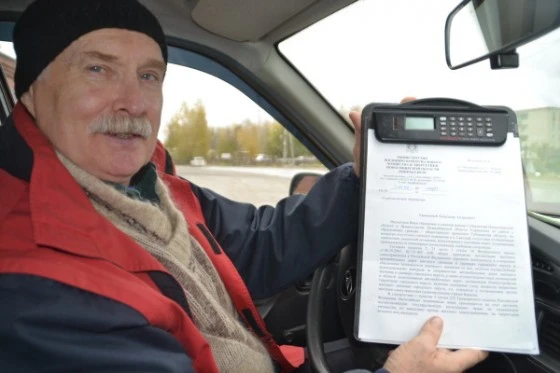 Александр Волошин предложил властям и подрядчику вместе с ним прокатиться по ужасной дороге