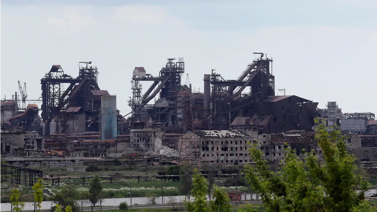 Более двух месяцев военные ВСУ находились на заводе «Азовсталь». Фото: Reuters