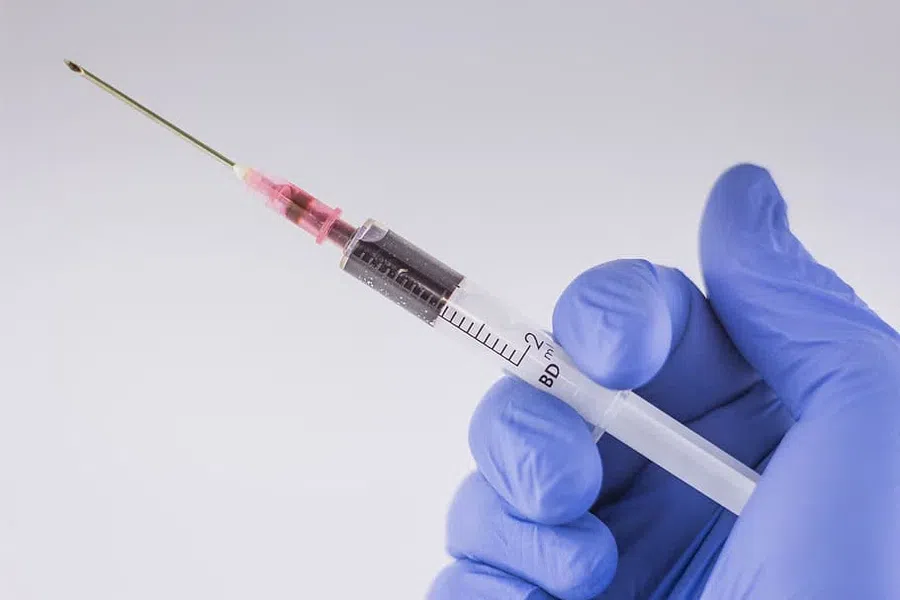 Третью вакцину от коронавируса будут массово ставить в США: сначала миллионам пожилых американцев