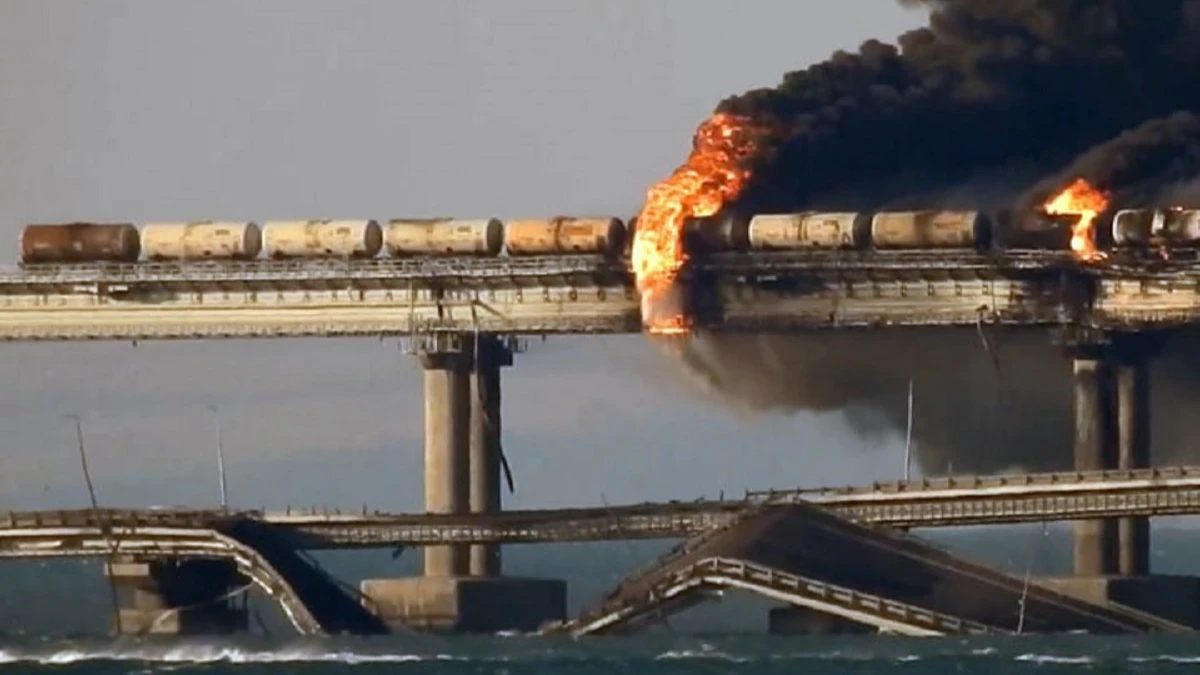 «Взрыв был мощнейший» Ситуация в Крыму после подрыва моста: туристы скупают сахар и бензин, движение заблокировано, ведется запуск паромной переправы. Путин собирает специальную комиссию – видео