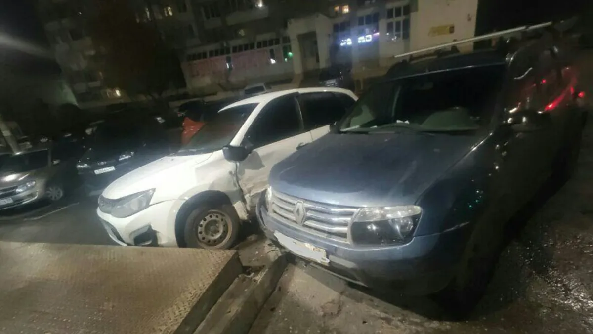В Саратове столкнулись два автомобиля, а затем снесли с тротуара четырех человек