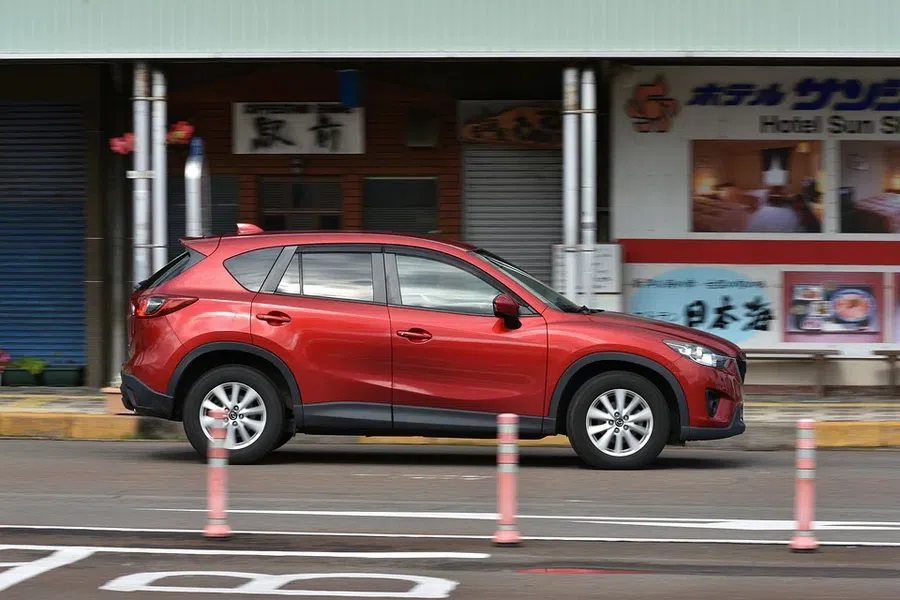 В Бердске горожанка продала темно-вишневую Mazda 6, но продолжает платить штрафы за нового водителя. С карты списали уже 8 000 рублей