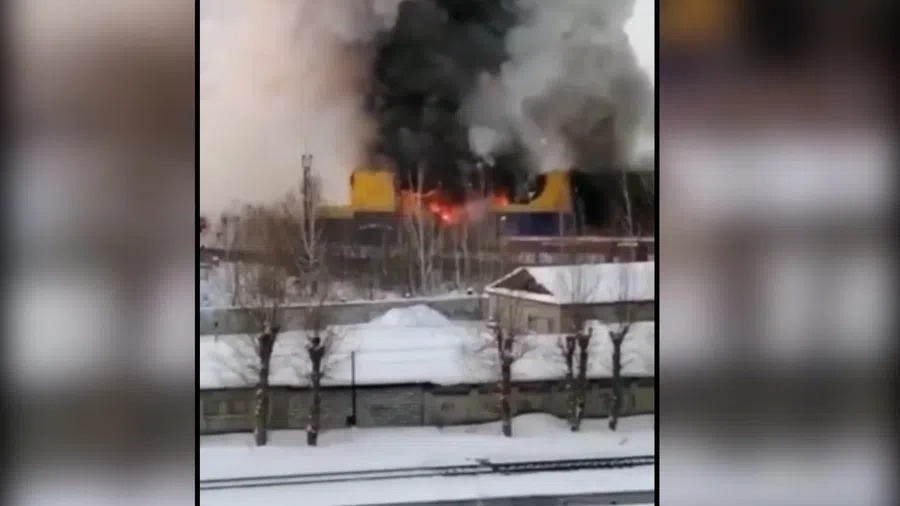 Пожар в «Ленте» в Томске тушили несколько часов. Фото: стоп-кадр с видео 
