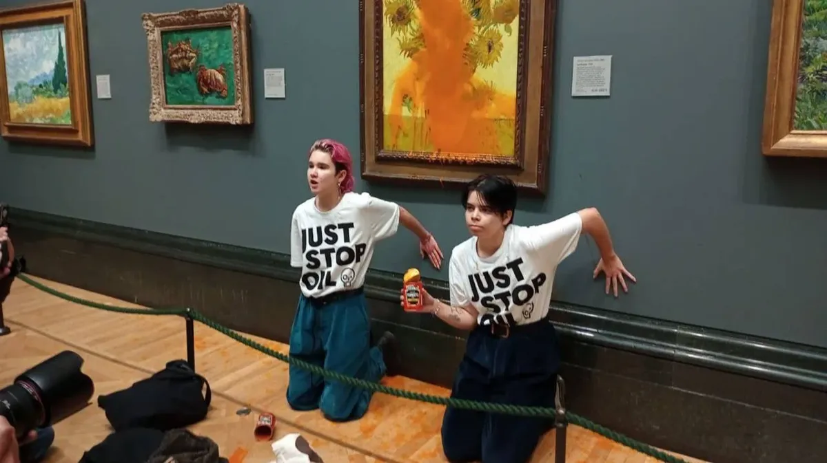 В Лондоне экоактивистки залили супом картину Ван Гога «Подсолнухи» 
