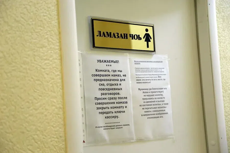 За молившегося в московском метро мусульманина вступились полицейские: В правилах нет запрета на намаз