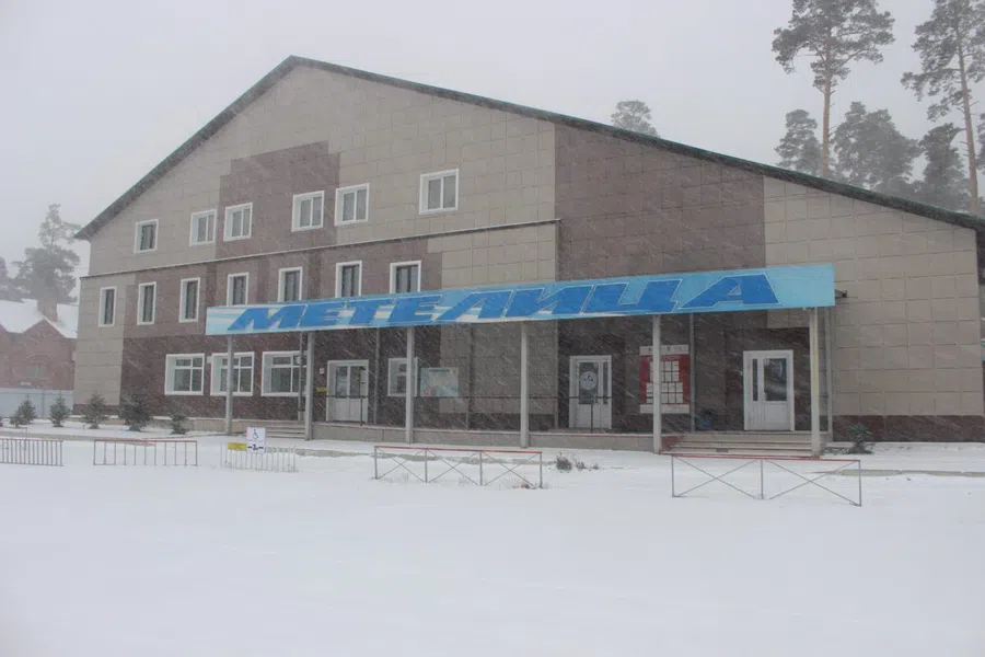 В Бердске на лыжной базе «Метелица» спасатели экстренно транспортировали 17-летнюю девушку с переломом ноги до скорой помощи. Ехали на снегоходе