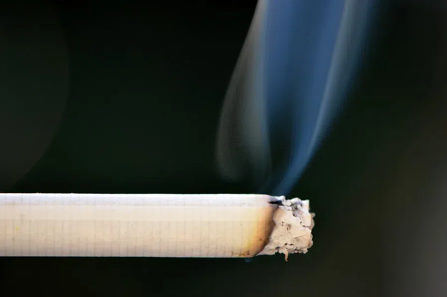 Как болеют курильщики новым штаммом «омикрон»: симптомы, побочные эффекты и может ли сигаретный дым защитить от ковида