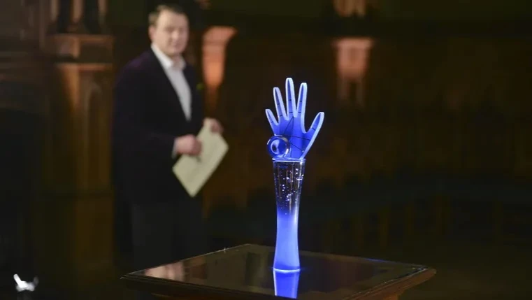 Синяя хрустальная рука - главный приз за победу в «Битве экстрасенсов». Фото: стоп-кадр из передачи