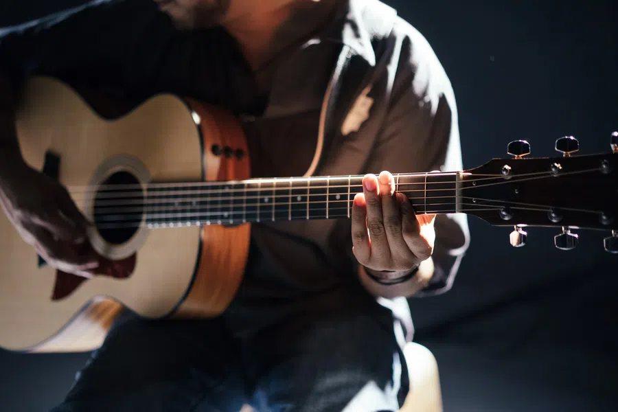 Как научиться играть на гитаре самому: простые шаги для обучения дома