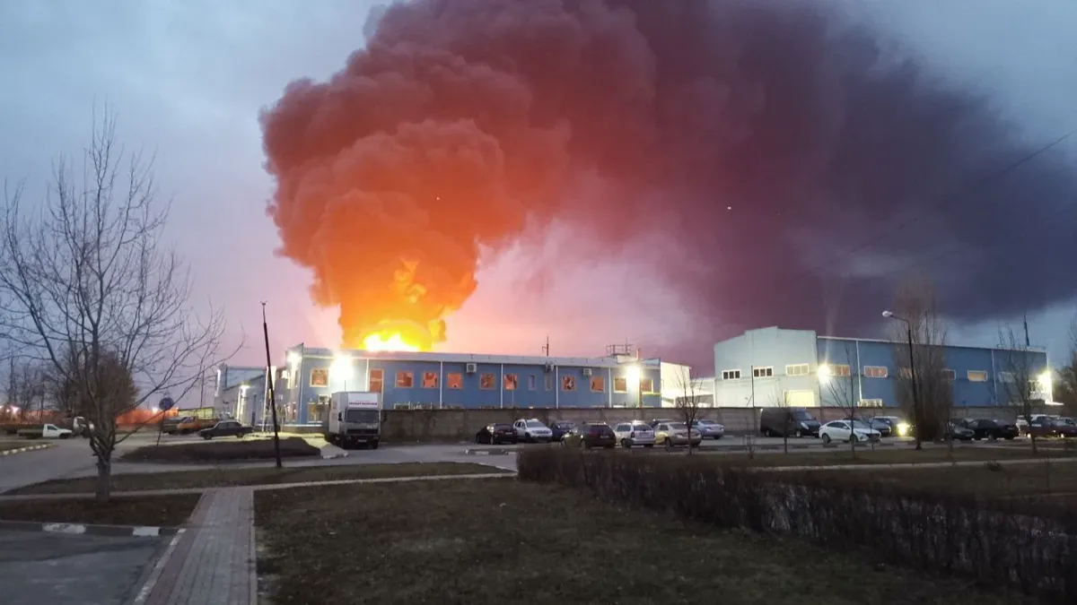 В соцсети попало видео момента взрыва на белгородской нефтебазе после атаки украинских вертолетов 