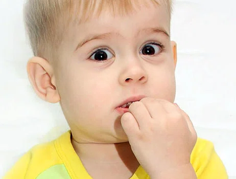 Ученые рассказали, почему не стоит отучать детей грызть ногти