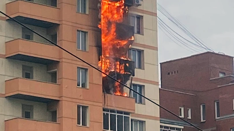 В Новосибирске на ул. Ленина загорелись несколько балконов МДК. Фото: АСТ-54