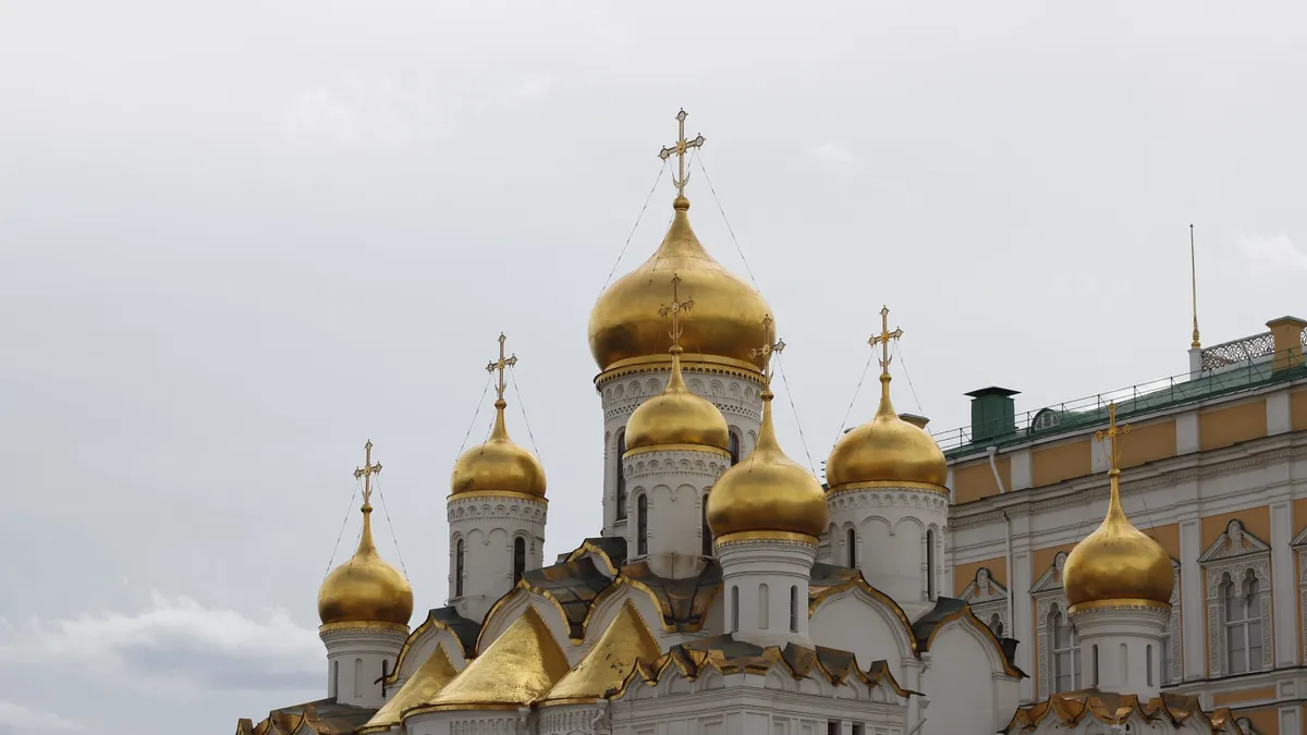 Что можно и что нельзя делать россиянам 27 сентября в двунадесятый праздник Воздвижение Креста Господня 2022: что может быть грехом, а что благостью. Семь категорических запретов и пять важных дел 