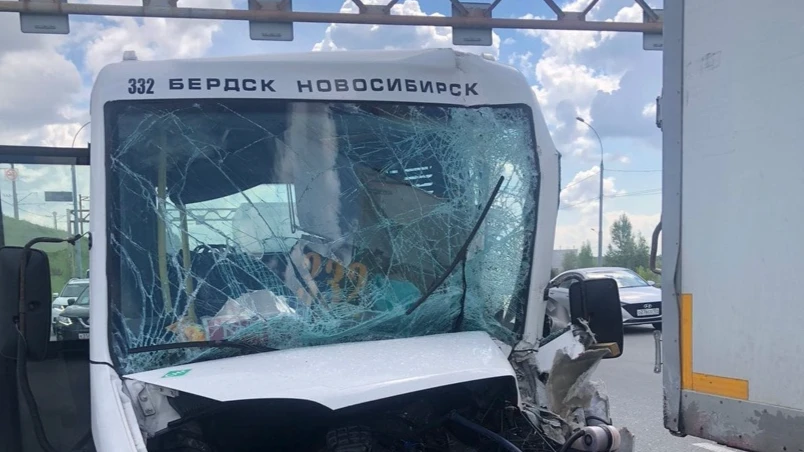 «Очередной гонщик долетался»: Водитель маршрутки Бердска попал в жесткое ДТП в Новосибирске. Внутри салона были 9 пассажиров