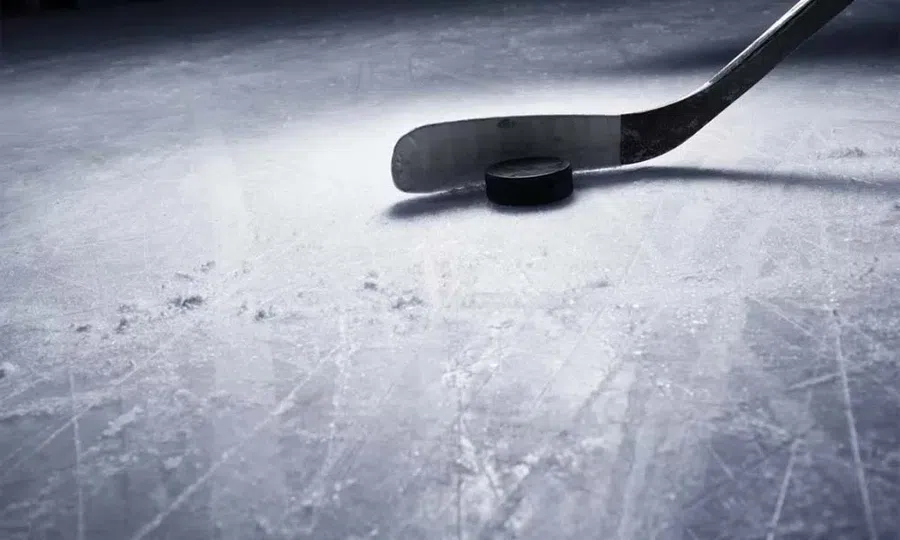Во время матча Ночной хоккейной лиги умер игрок команды "Сарматы" в Крыму. Хоккеисту было 63 года