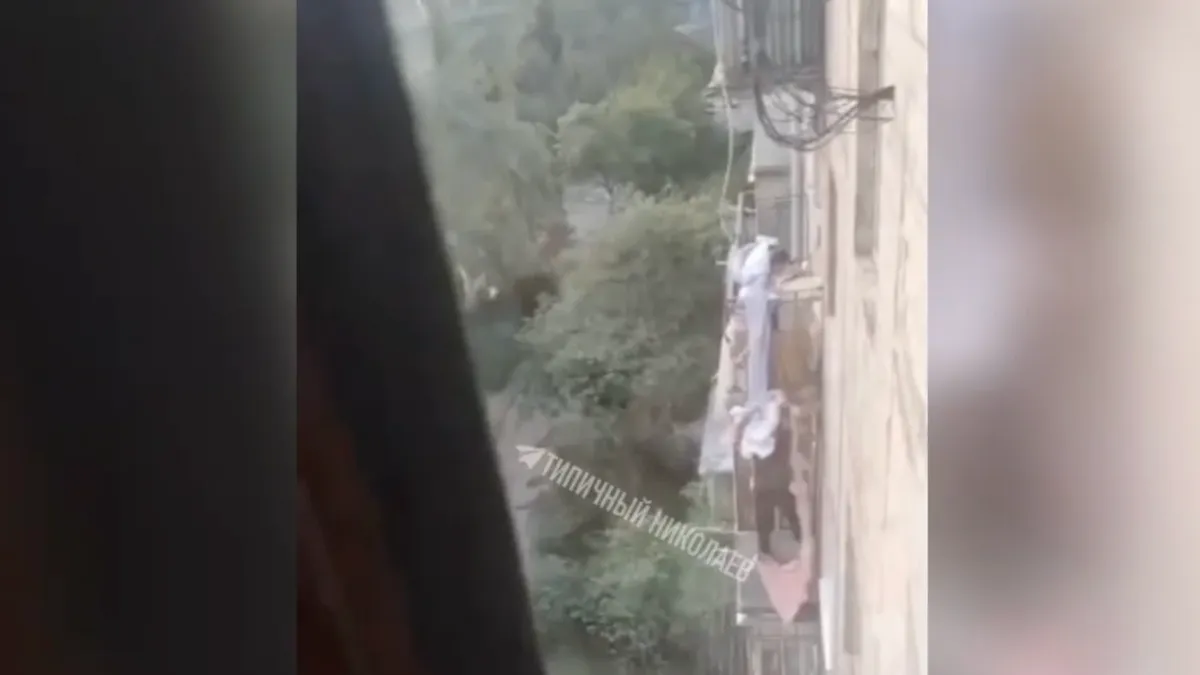 На Украине молодой человек сбежал через окно с 4-ого этажа от сотрудников военкомата. Фото: стоп-кадр видео телеграмм-канал “Оперативные сводки”. 