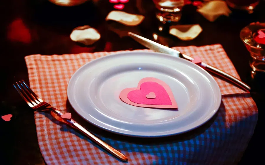 Жену в праздник можно порадовать вкусной и простой едой. Фото: Pxfuel.com