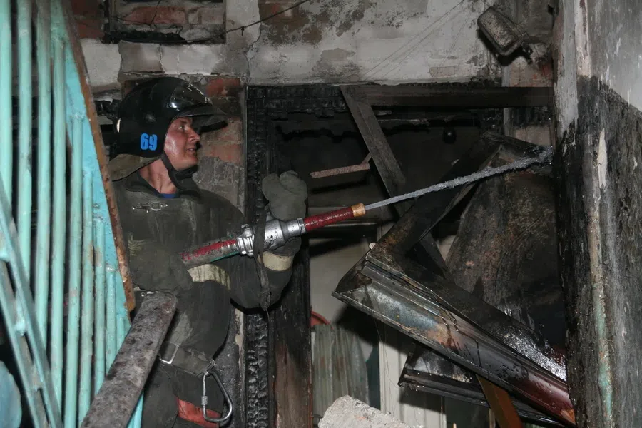 В Бердске обнаружили труп хозяина квартиры при тушении пожара в пятиэтажке