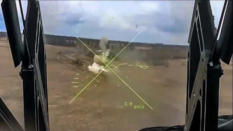 Минобороны показало видео боевых действий вертолетов Ка-52 и Ми-24 по уничтожению ПВО аэродрома на Украине