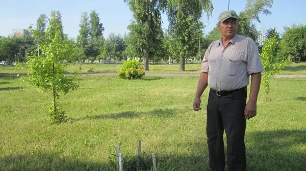  Каждое утро садовник парка Владимир отливает дубки водой, чтобы смыть с них собачьи экскременты