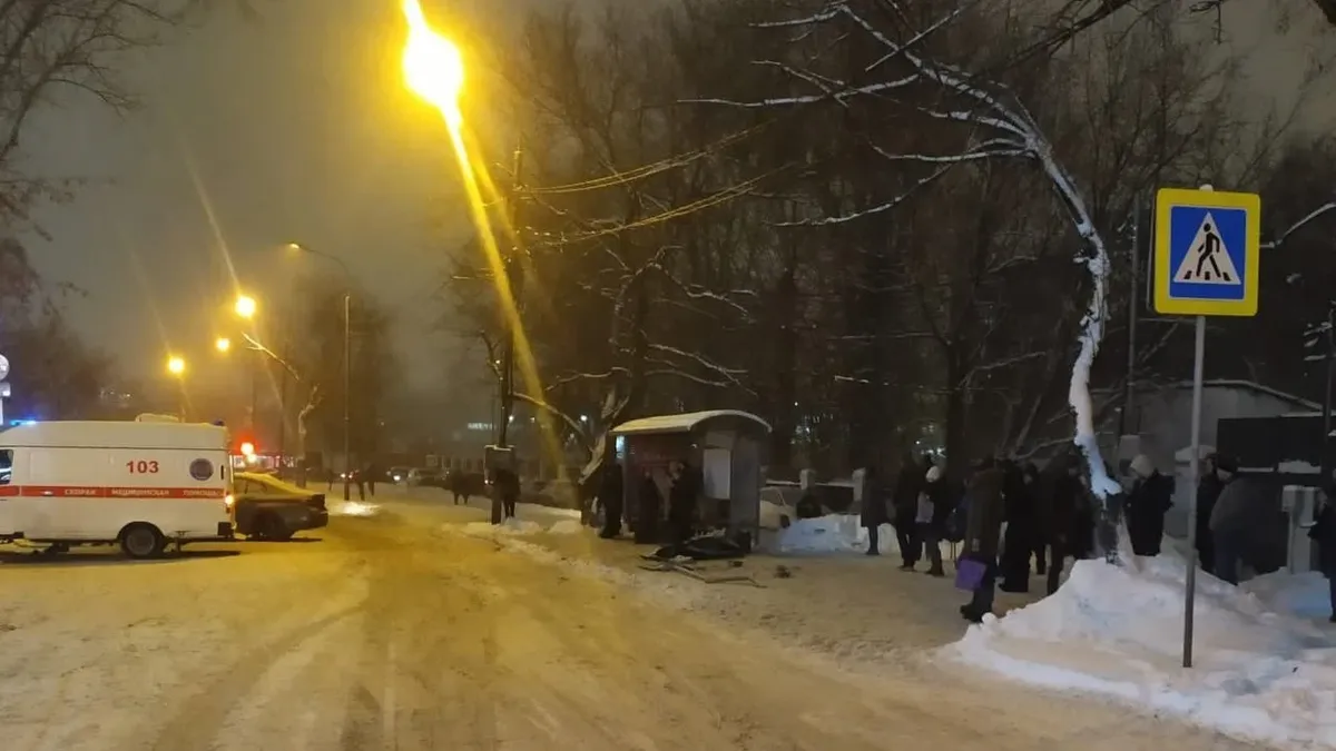 В Москве водитель BMW сбил пешехода на тротуаре — видео
