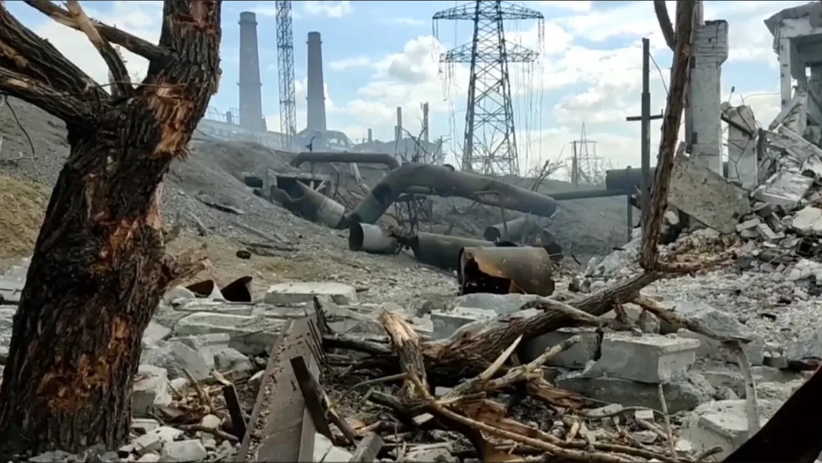 По этому тоннелю выходят сдаваться украинские военные с завода «Азовсталь». Фото: стоп-кадр с видео Александра Ходаковского 