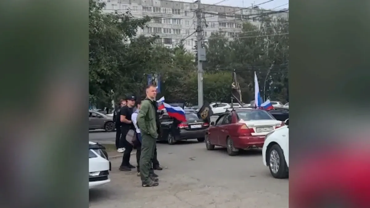 В Новосибирске заметили скопление автомобилей с флагами ЧВК «Вагнер»
