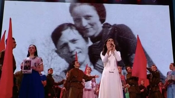 Во время концерта в честь дня Победы показали Бонни и Клайда. Фото: стоп-кадр с видео Первого канала
