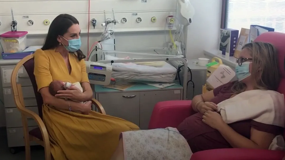 Принцесса Уэльская Кейт Миддлтон в желтом платье Karen Millen за 220 фунтов стерлингов посетила родильный дом в Суррее и убаюкала новорожденного