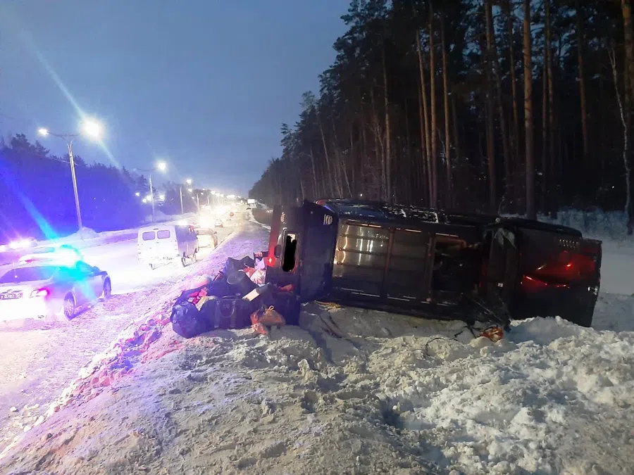 Водитель Jeep Grand Cherokee погиб на Бердском шоссе. Внедорожник наехал на снежный вал и перевернулся